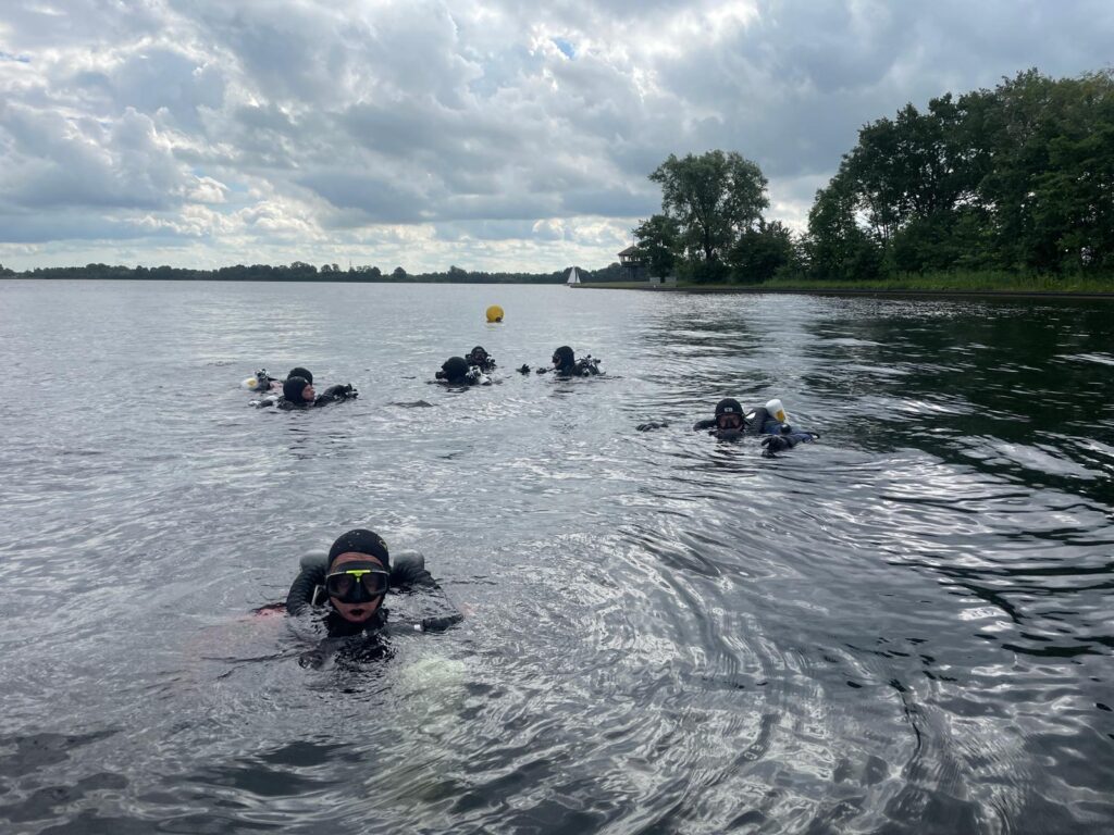 Groep duikers in het water