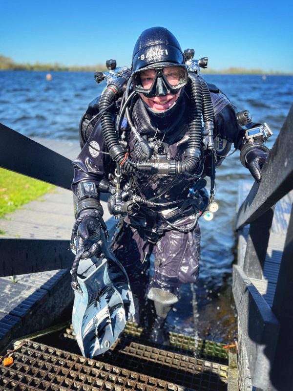 Jeroen Honig komt met rebreather uit het water Jeroen Honig komt met rebreather uit het water