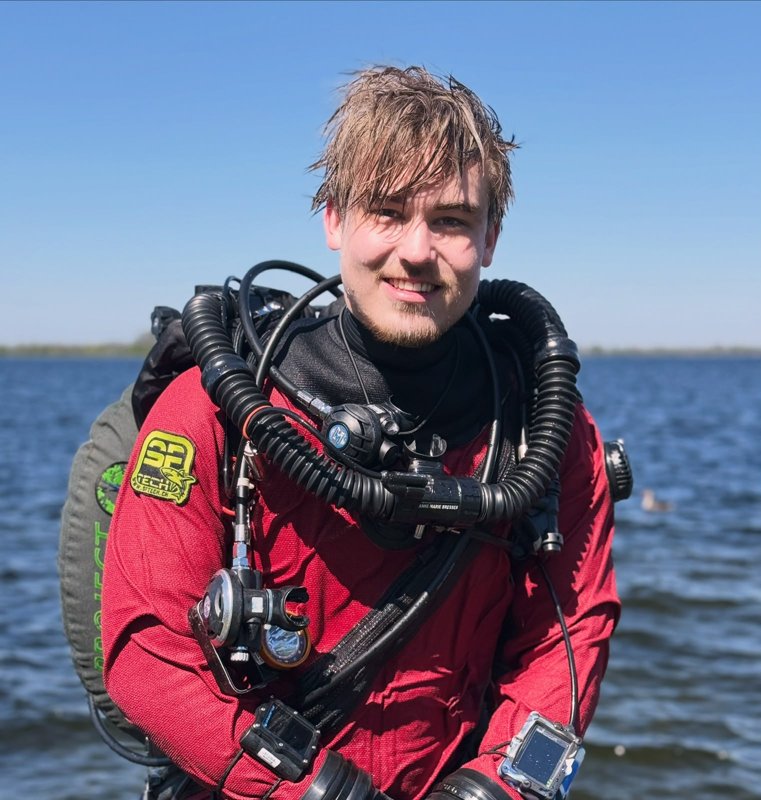 Wesley van Vliet in rood droogpak met rebreather Wesley van Vliet in rood droogpak met rebreather